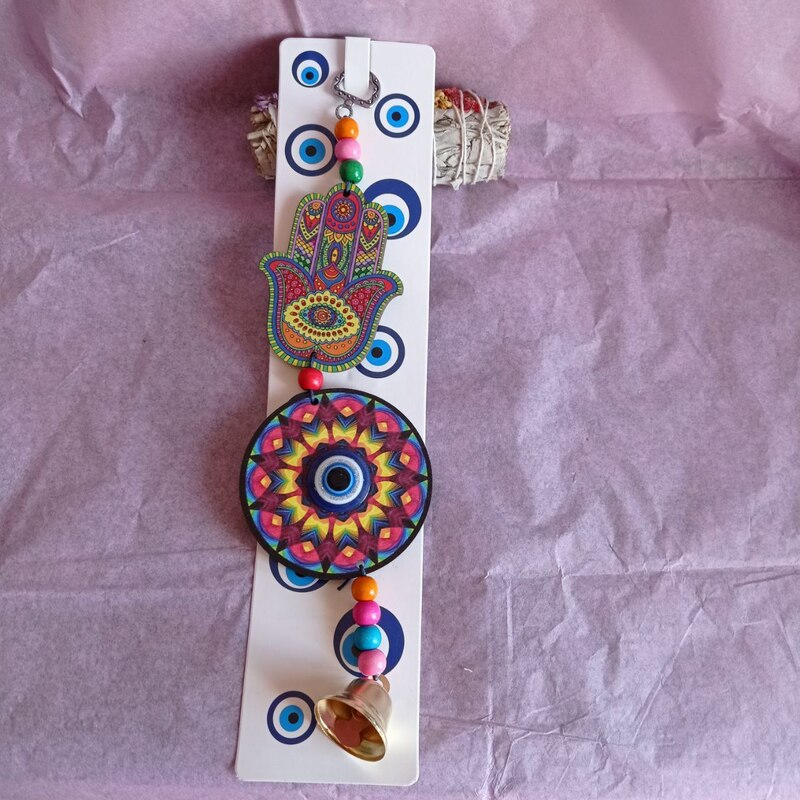 CHARM DE MADERA CON CAMPANA Y OJO TURCO 28 X 8 CM. Mano Hamsa Rosa