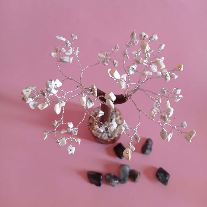 ÁRBOL MÁGICO DE LA VIDA de HOWLITE BLANCO. 100 PIEDRAS.