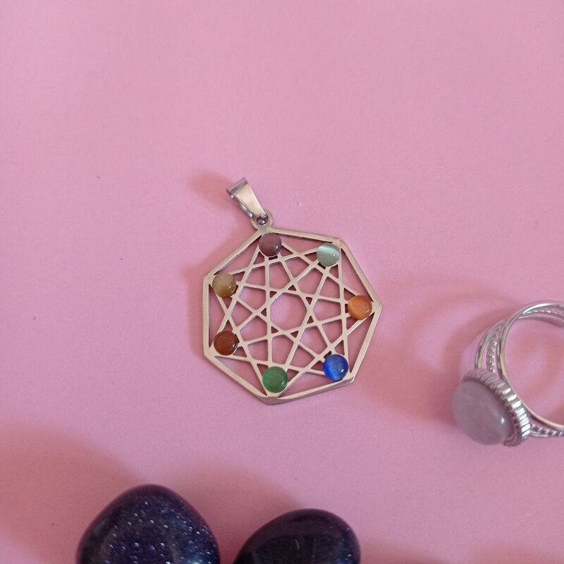 COLGANTE ESTRELLA 7 PUNTAS EN ACERO INOXIDABLE CON PIEDRAS DE CHAKRAS EN OJO DE GATO 30 MM