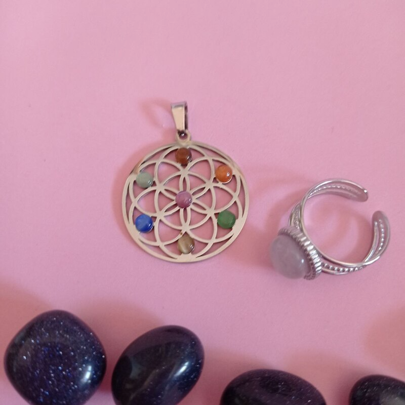 COLGANTE SEMILLA DE LA VIDA EN ACERO INOXIDABLE CON PIEDRAS DE CHAKRAS EN OJO DE GATO 30 MM