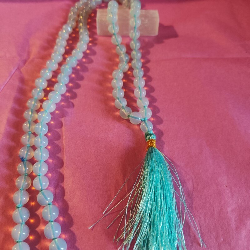 COLLAR JAPA MALA NUDADO DE 95 CM CON 108 CUENTAS DE OPALINA EN 8 MM Y BORLA DE 7 CM