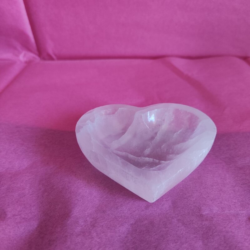 CUENCO DE PIEDRA NATURAL DE SELENITA EN FORMA DE CORAZÓN 8 X 7 CM