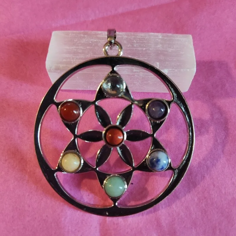 COLGANTE BISUTERÍA CON PIEDRAS DE LOS 7 CHAKRAS EN FORMA DE SEMILLA DE LA VIDA 52 MM