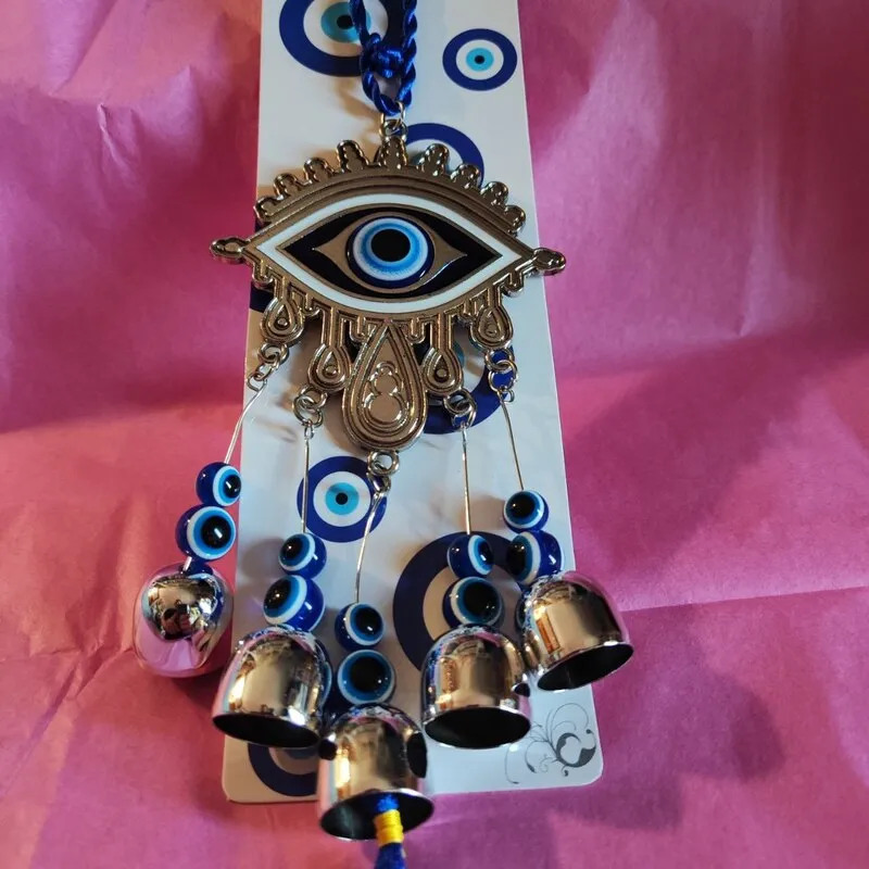 CHARM DE METAL DE OJO TURCO CON OJO QUE TODO LO VE Y CASCABELES PLATEADOS 36 X 8 CM