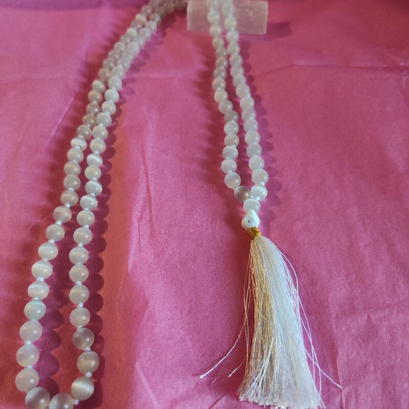 COLLAR JAPA MALA NUDADO DE 95 CM CON 108 CUENTAS DE SELENITA EN 8 MM Y BORLA DE 7 CM