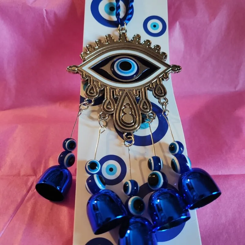 CHARM DE METAL DE OJO TURCO CON OJO QUE TODO LO VE Y CASCABELES AZULES 36 X 8 CM