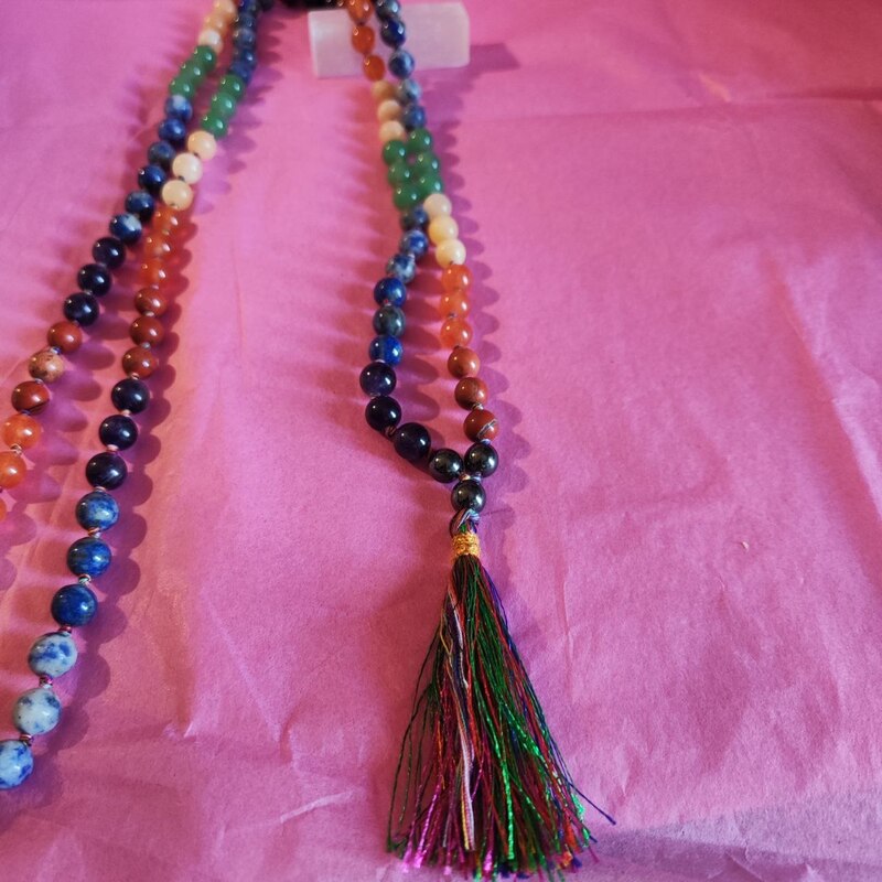 COLLAR JAPA MALA NUDADO DE 95 CM CON 108 CUENTAS DE 7 CHAKRAS EN 8 MM Y BORLA DE 7 CM (MODELO A)