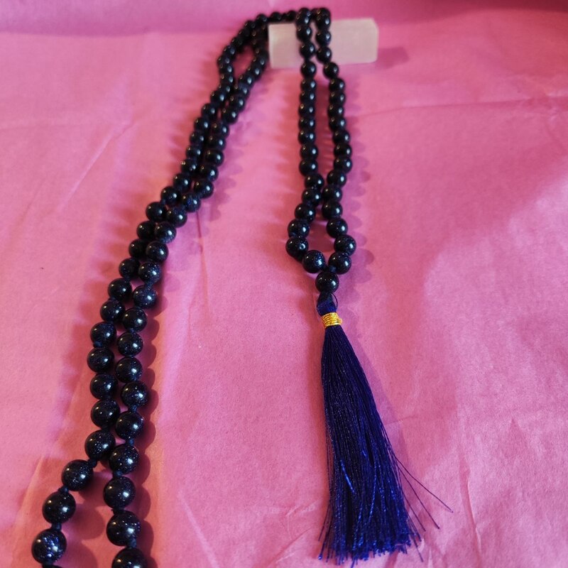 COLLAR JAPA MALA NUDADO DE 95 CM CON 108 CUENTAS DE VENTURINA AZUL EN 8 MM Y BORLA DE 7 CM