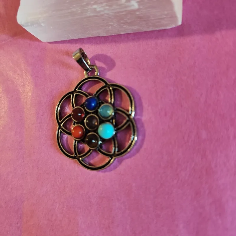 COLGANTE DE BISUTERÍA CON PIEDRAS DE CHAKRAS flor centro