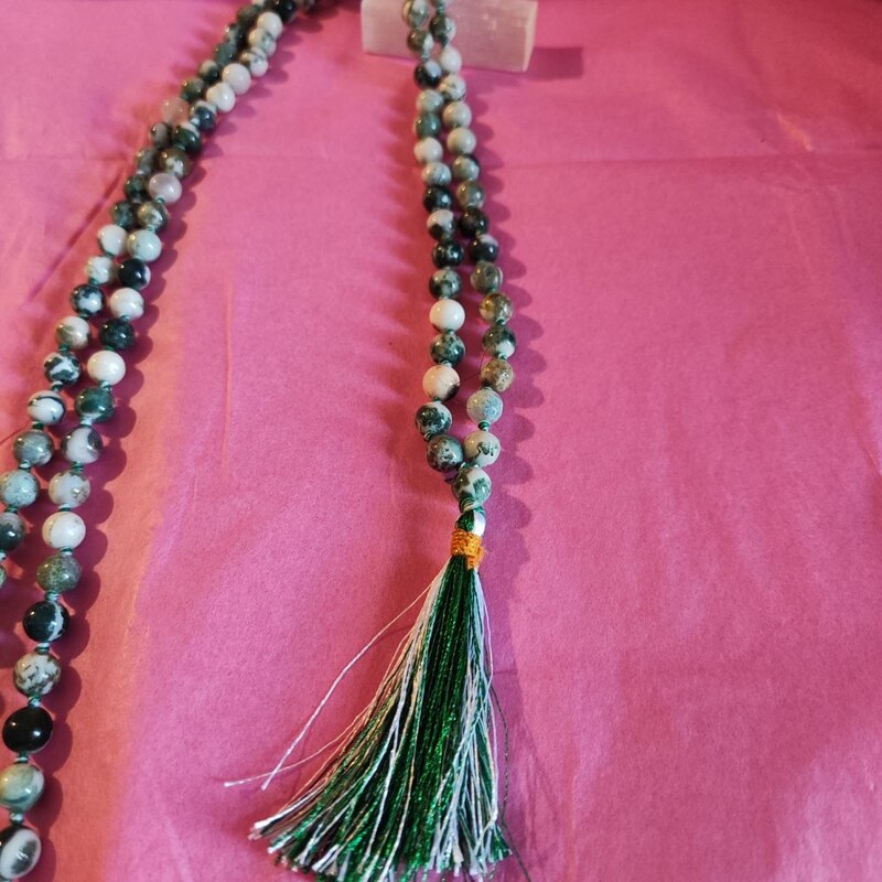 COLLAR JAPA MALA NUDADO DE 95 CM CON 108 CUENTAS DE ÁGATA ÁRBOL EN 8 MM Y BORLA DE 7 CM