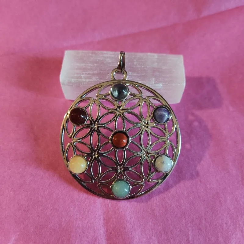 COLGANTE BISUTERÍA CON PIEDRAS DE LOS 7 CHAKRAS EN FORMA DE FLOR DE LA VIDA 48 MM