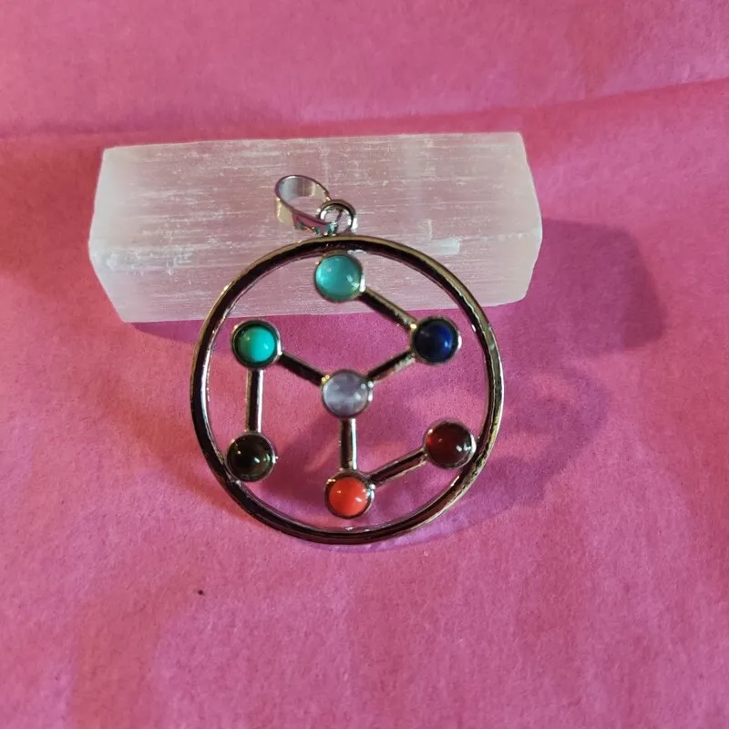 COLGANTE DE BISUTERÍA CON PIEDRAS DE CHAKRAS costelación de orión