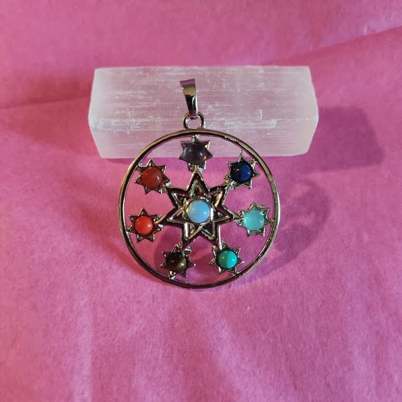 COLGANTE DE BISUTERÍA CON PIEDRAS DE CHAKRAS ESTRELLAS