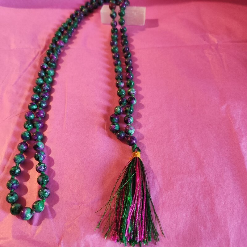 COLLAR JAPA MALA NUDADO DE 95 CM CON 108 CUENTAS DE RUBÍ CON ZOISITA EN 8 MM Y BORLA DE 7 CM