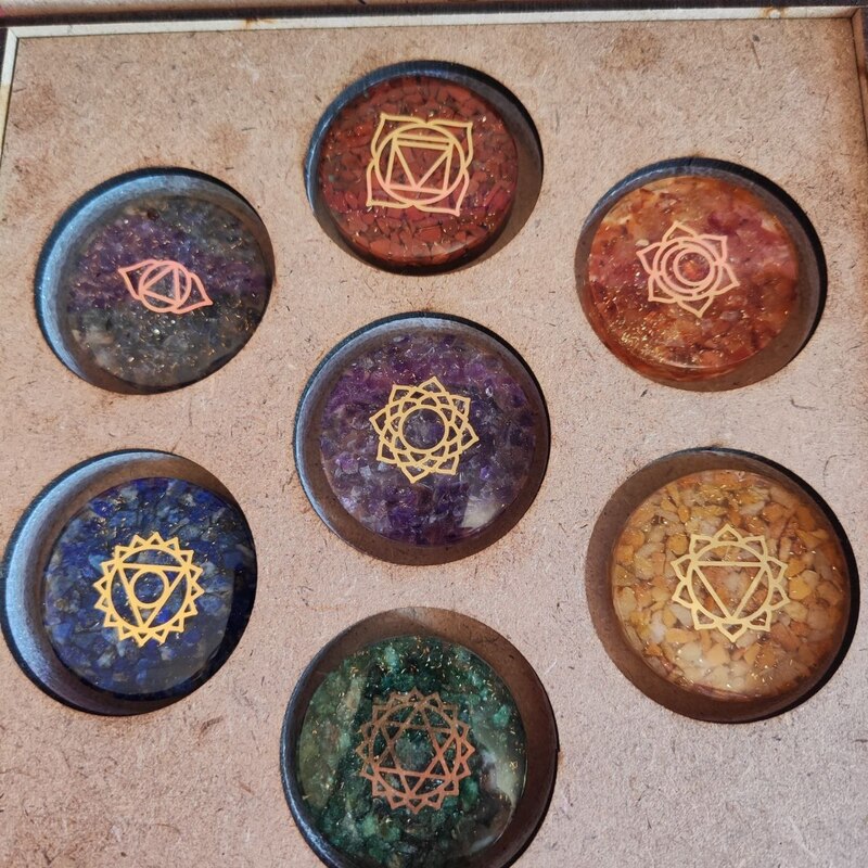 CAJA DE 16 X 16 CM CON ORGONITA DE LOS 7 CHAKRAS CON SÍMBOLO 40 MM