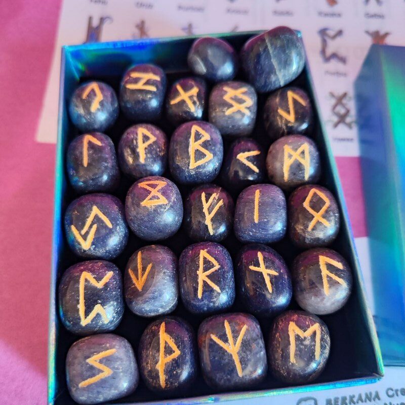 JUEGO DE 24 RUNAS VIKINGAS EN PIEDRA NATURAL DE VENTURINA AZUL