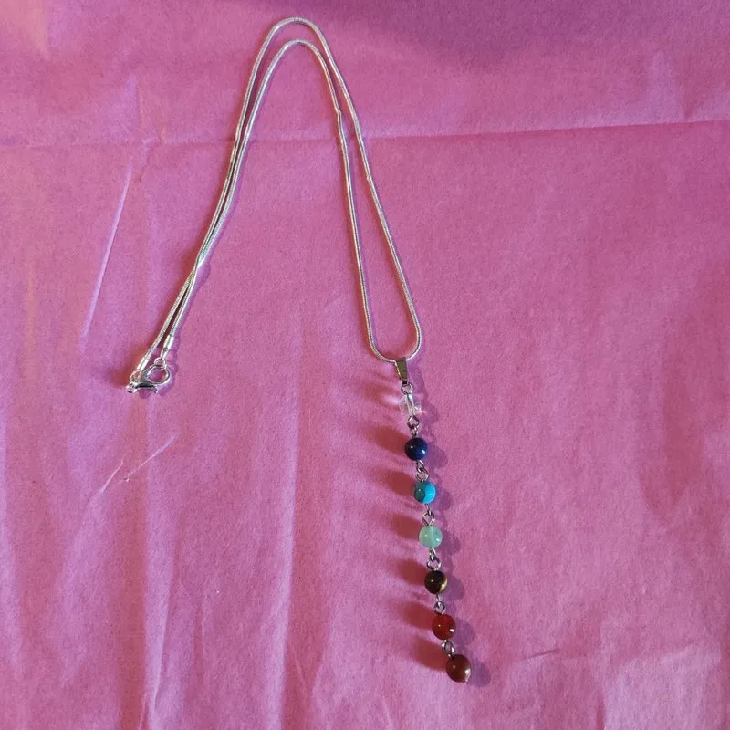 COLGANTE CON BOLAS DE PIEDRAS DE 7 CHAKRAS EN 6 MM