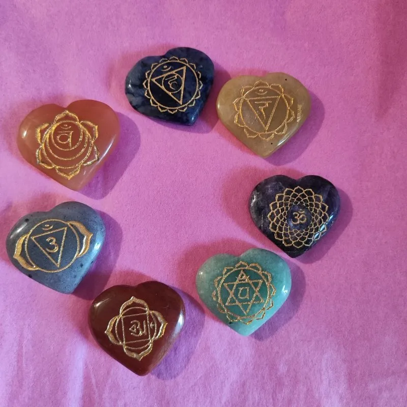 JUEGO DE PIEDRAS DE LOS 7 CHAKRAS CON SÍMBOLOS EN FORMA DE CORAZÓN DE 3 CM