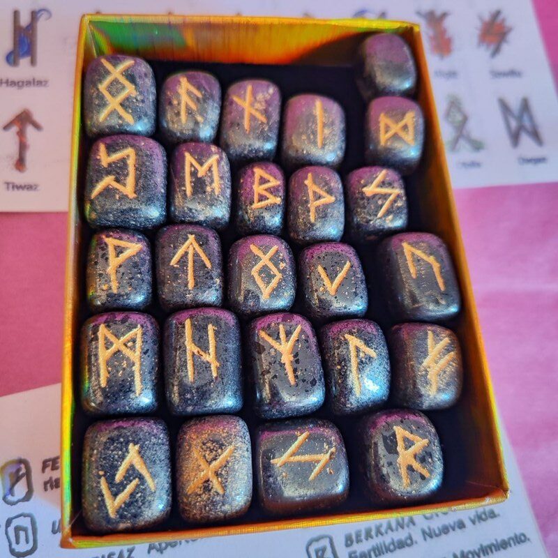 JUEGO DE 24 RUNAS VIKINGAS EN PIEDRA NATURAL DE HEMATITE