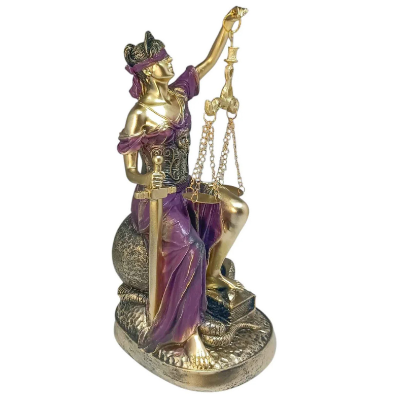 Figura En Resina Diosa De La Justicia Sentada 27 Cms Apox Color Morado