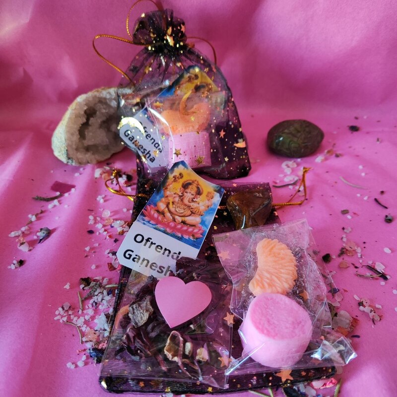 Bolsita ofrenda GANESHA con flor de ibiscus, aromabits mandarina y nube con piedra natural