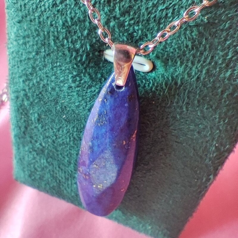 COLLAR DE ACERO INOXIDABLE DE 42 + 5 CM CON LÁGRIMA FACETADA DE 40 X 12 MM EN PIEDRA DE LAPISLÁZULI