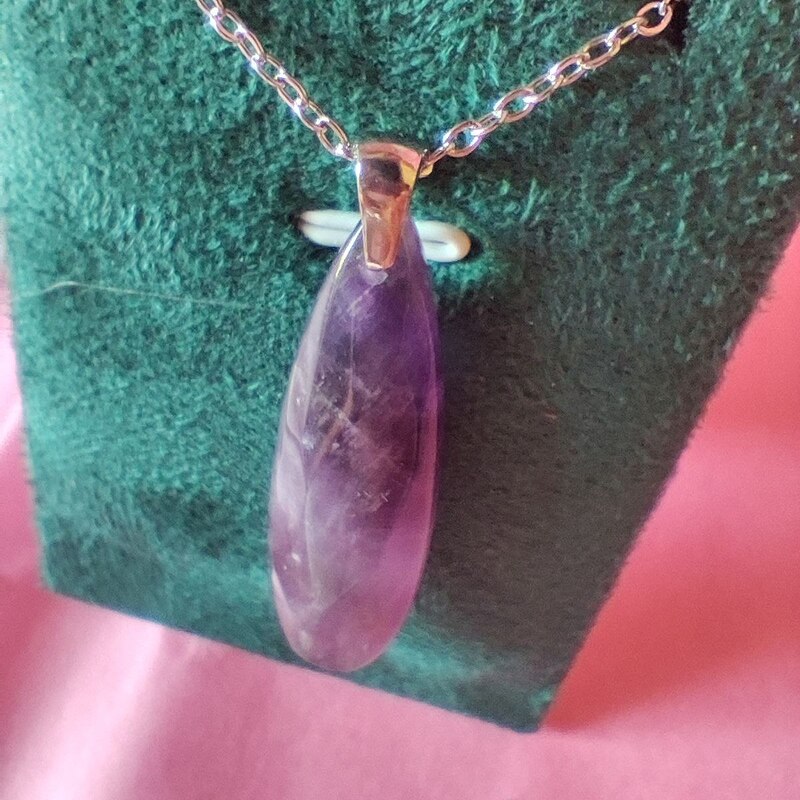 COLLAR DE ACERO INOXIDABLE DE 42 + 5 CM CON LÁGRIMA FACETADA DE 40 X 12 MM EN PIEDRA DE AMATISTA