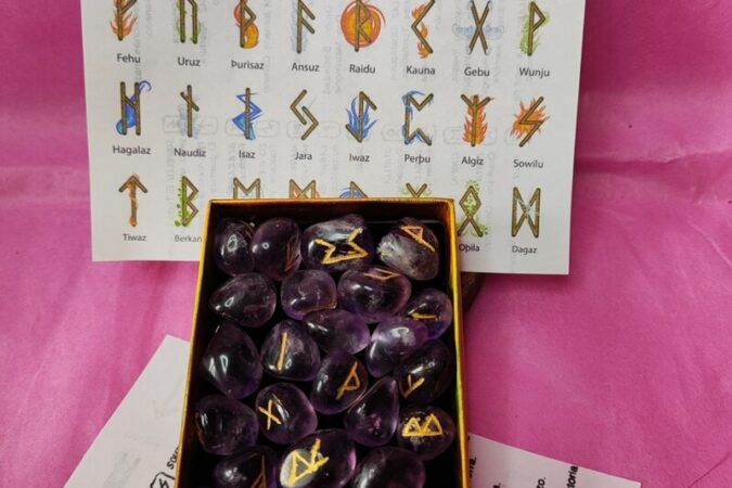 JUEGO DE 24 RUNAS VIKINGAS EN PIEDRA NATURAL DE AMATISTA