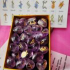 JUEGO DE 24 RUNAS VIKINGAS EN PIEDRA NATURAL DE AMATISTA