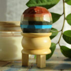ESFERA FACETEADA Curativa de Piedras Preciosas y soporte de madera Siete chakras. 10 x 5,5 (cm)