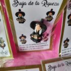 BRUJITA HECHA A MANO CON AMULETO Y PIEDRA NATURAL: BRUJA DE LA RIQUEZA. CON PIRITA