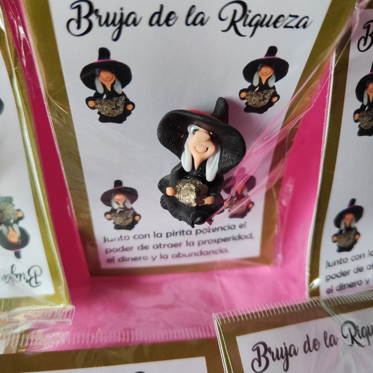BRUJITA HECHA A MANO CON AMULETO Y PIEDRA NATURAL: BRUJA DE LA RIQUEZA. CON PIRITA