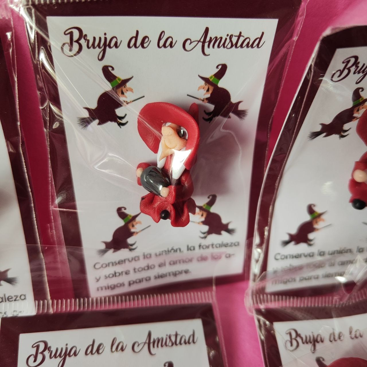 BRUJITA HECHA A MANO CON AMULETO Y PIEDRA NATURAL: BRUJA DE LA AMISTAD