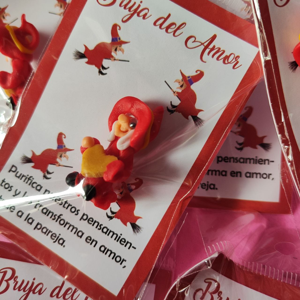 BRUJITA HECHA A MANO CON AMULETO Y PIEDRA NATURAL: BRUJA DEL AMOR