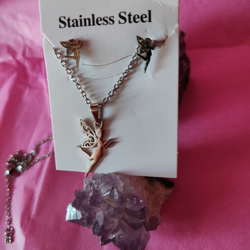 CONJUNTO DE CADENA, COLGANTE & PENDIENTES DE ACERO INOXIDABLE: HADA