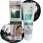 Desodorante en Crema “Polvo de Almizcle” – Sultana by Dr. Lana Un desodorante en crema de textura ultraligera que combina la delicada sensación de un talco con el poder neutralizante del almizcle. Formulado para ofrecer hasta 48 horas de protección sin alcohol, sin sales de aluminio y sin parabenos, cuida la piel y deja un acabado suave y sin residuos. Características principales Formato: tarro de 75 ml con espátula dosificadora para una aplicación higiénica y precisa. Protección: neutraliza activamente el mal olor y regula la humedad hasta 2 días. Textura: crema-polvo híbrida, se funde al contacto liberando un suave velo en polvo. Pieles sensibles: libre de irritantes, dermatológicamente testado y apto tras la depilación. Ingredientes clave Almidón de tapioca y polvo de arroz: absorben la humedad y aportan sensación de talco. Magnesio, óxido de zinc y silicatos naturales: controlan el sudor sin bloquear la transpiración. Manteca de karité y aceite de semilla de uva: nutren y refuerzan la barrera cutánea. Bicarbonato de sodio: combate bacterias responsables del olor. Fragancia “Polvo de Almizcle”: nota empolvada, amaderada y ligeramente floral para un aroma discreto y envolvente. Modo de empleo Con la espátula, extrae una pequeña cantidad de crema. Aplica masajeando suavemente sobre axilas limpias y secas. Espera unos segundos antes de vestirte; se integra sin dejar marca. Reaplica tras la ducha o cuando necesites un refuerzo extra. Precauciones Realiza prueba de tolerancia en antebrazo si tienes la piel muy reactiva. Evita el contacto con mucosas y zonas irritadas. Mantén el tarro bien cerrado y alejado de la luz directa.