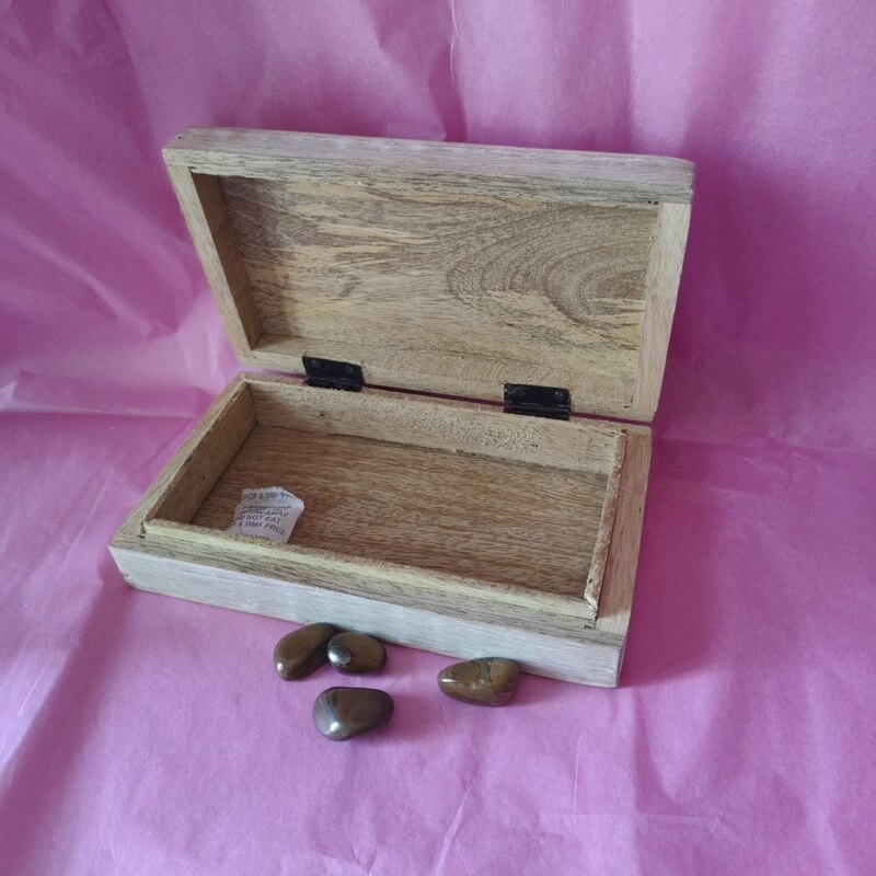 CAJA RECTANGULAR MANO DE FÁTIMA. MADERA TALLADA A MANO