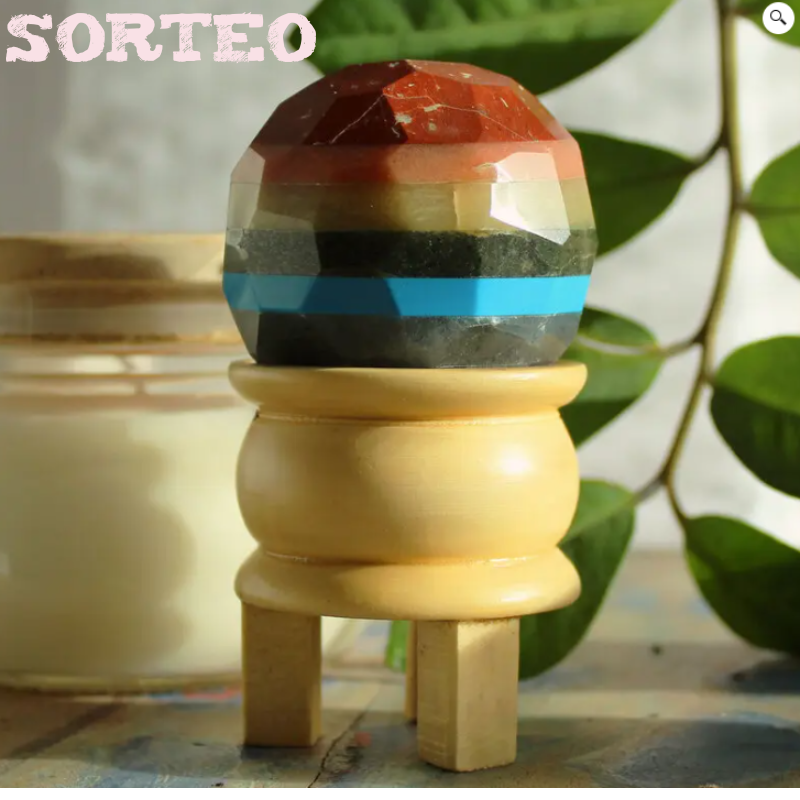 SORTEO ESFERA FACETEADA Curativa de Piedras Preciosas y soporte de madera. Siete chakras. 10 x 5,5 (cm)