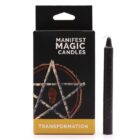 ⚫ Descripción del producto Las Velas Mágicas Negras - Transformación son una herramienta esotérica poderosa, diseñada para transmutar energías, cerrar ciclos y abrir caminos hacia el renacimiento personal. Elaboradas con cera de soja y teñidas en negro profundo, estas velas canalizan la energía del misterio, la introspección y la protección espiritual. Son ideales para rituales de limpieza energética, trabajo con la sombra, meditación profunda o manifestaciones de cambio. 📏 Características técnicas Especificación Detalle Color Negro (transformación y protección) Material Cera de soja Contenido Pack de 12 velas Dimensiones por vela 12 × 1,2 cm aprox. Duración de combustión 90 minutos por vela Origen China Código de barras 5056368333590 🌿 Propiedades energéticas Absorbe y transmuta energías negativas Facilita el cierre de ciclos y la renovación espiritual Protege durante rituales y procesos de cambio profundo Ideal para prácticas de introspección, liberación y transformación 🔥 Modo de uso Enciende una vela con una intención clara de transformación o liberación. Úsala durante rituales, meditaciones o sesiones de trabajo interior. Visualiza una luz negra envolviéndote, absorbiendo lo que ya no sirve. Apaga la vela con respeto al finalizar tu práctica.