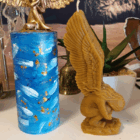 🕯️ Vela Ángel Grande de Miel — Agradecimiento a los Ángeles de la Guarda Descripción Esotérica: Esta vela, elaborada con cera de miel y moldeada en forma de ángel, representa la luz divina que nos guía, protege y acompaña desde el nacimiento. Encenderla es un acto de devoción y reconocimiento hacia nuestros ángeles custodios, esos seres celestiales que velan por nuestro bienestar físico, emocional y espiritual. Propiedades Esotéricas: 👼 Conexión espiritual: Facilita la comunicación con tu ángel de la guarda, creando un canal energético para recibir guía, consuelo y mensajes intuitivos. 🍯 Energía de gratitud: La miel, símbolo de dulzura y abundancia, potencia la vibración del agradecimiento, elevando tus peticiones y bendiciones. 🔥 Protección luminosa: Al encenderla, se activa un campo de luz que purifica el entorno y refuerza la protección espiritual. 🌈 Armonización del alma: Ideal para momentos de introspección, oración o meditación, ayudando a equilibrar emociones y renovar la fe. ✨ Potenciador de peticiones: Puede usarse en rituales para pedir claridad, paz interior o ayuda en decisiones importantes. Ritual sugerido: Coloca la vela en un espacio limpio y tranquilo. Escribe una nota de agradecimiento a tu ángel de la guarda. Enciende la vela con intención, visualizando una luz dorada envolviéndote. Recita una oración o simplemente habla desde el corazón. Deja que la vela consuma lentamente mientras mantienes una actitud de gratitud.