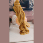 🕯️ Vela Ángel Grande de Miel — Agradecimiento a los Ángeles de la Guarda Descripción Esotérica: Esta vela, elaborada con cera de miel y moldeada en forma de ángel, representa la luz divina que nos guía, protege y acompaña desde el nacimiento. Encenderla es un acto de devoción y reconocimiento hacia nuestros ángeles custodios, esos seres celestiales que velan por nuestro bienestar físico, emocional y espiritual. Propiedades Esotéricas: 👼 Conexión espiritual: Facilita la comunicación con tu ángel de la guarda, creando un canal energético para recibir guía, consuelo y mensajes intuitivos. 🍯 Energía de gratitud: La miel, símbolo de dulzura y abundancia, potencia la vibración del agradecimiento, elevando tus peticiones y bendiciones. 🔥 Protección luminosa: Al encenderla, se activa un campo de luz que purifica el entorno y refuerza la protección espiritual. 🌈 Armonización del alma: Ideal para momentos de introspección, oración o meditación, ayudando a equilibrar emociones y renovar la fe. ✨ Potenciador de peticiones: Puede usarse en rituales para pedir claridad, paz interior o ayuda en decisiones importantes. Ritual sugerido: Coloca la vela en un espacio limpio y tranquilo. Escribe una nota de agradecimiento a tu ángel de la guarda. Enciende la vela con intención, visualizando una luz dorada envolviéndote. Recita una oración o simplemente habla desde el corazón. Deja que la vela consuma lentamente mientras mantienes una actitud de gratitud.