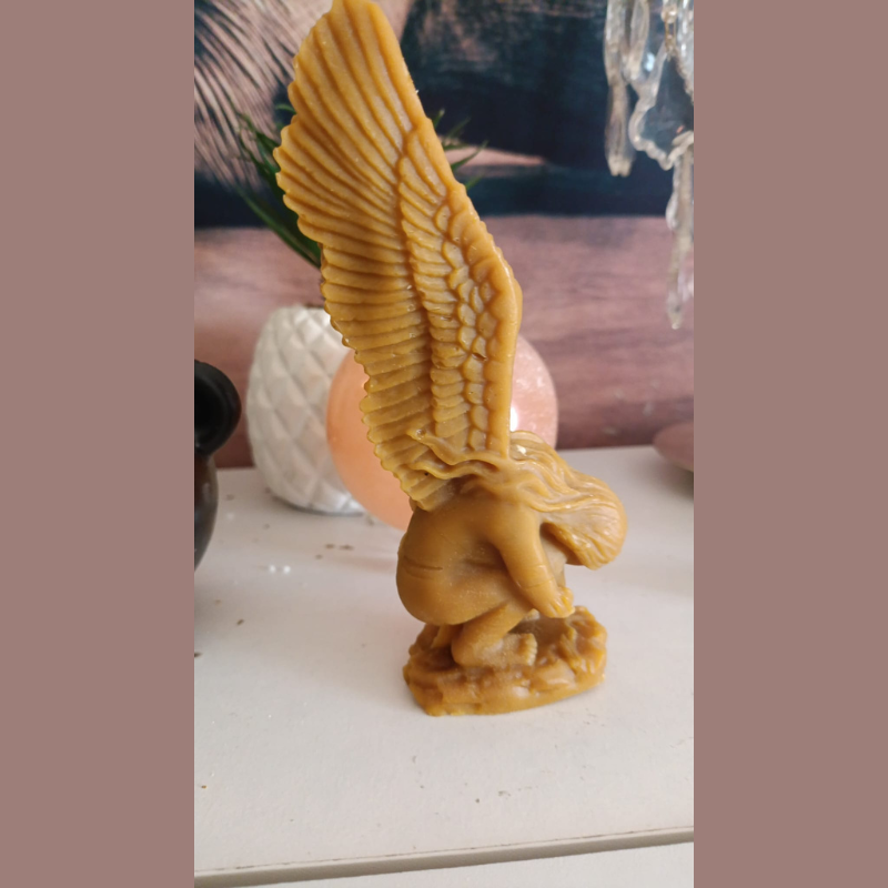 🕯️ Vela Ángel Grande de Miel — Agradecimiento a los Ángeles de la Guarda Descripción Esotérica: Esta vela, elaborada con cera de miel y moldeada en forma de ángel, representa la luz divina que nos guía, protege y acompaña desde el nacimiento. Encenderla es un acto de devoción y reconocimiento hacia nuestros ángeles custodios, esos seres celestiales que velan por nuestro bienestar físico, emocional y espiritual. Propiedades Esotéricas: 👼 Conexión espiritual: Facilita la comunicación con tu ángel de la guarda, creando un canal energético para recibir guía, consuelo y mensajes intuitivos. 🍯 Energía de gratitud: La miel, símbolo de dulzura y abundancia, potencia la vibración del agradecimiento, elevando tus peticiones y bendiciones. 🔥 Protección luminosa: Al encenderla, se activa un campo de luz que purifica el entorno y refuerza la protección espiritual. 🌈 Armonización del alma: Ideal para momentos de introspección, oración o meditación, ayudando a equilibrar emociones y renovar la fe. ✨ Potenciador de peticiones: Puede usarse en rituales para pedir claridad, paz interior o ayuda en decisiones importantes. Ritual sugerido: Coloca la vela en un espacio limpio y tranquilo. Escribe una nota de agradecimiento a tu ángel de la guarda. Enciende la vela con intención, visualizando una luz dorada envolviéndote. Recita una oración o simplemente habla desde el corazón. Deja que la vela consuma lentamente mientras mantienes una actitud de gratitud.