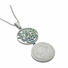Collar Acero Tetragramaton San Benito Cadena 40+5 Cms. Doble protección 🌟 El Tetragramatón: El Nombre Sagrado de Dios El Tetragramatón representa las cuatro letras hebreas del nombre divino: YHWH (Yahvé). En la tradición esotérica, este símbolo es considerado: Un escudo contra energías negativas: Se cree que su geometría sagrada repele entidades oscuras, mal de ojo y vibraciones densas. Un canal de conexión espiritual: Facilita la meditación profunda y la apertura del tercer ojo, ayudando a recibir guía divina. Un símbolo de equilibrio universal: Integra los elementos tierra, aire, fuego y agua, promoviendo armonía interna y externa. Protección mágica: Utilizado en rituales de alta magia como sello protector, especialmente por quienes practican alquimia, cábala o hermetismo. ✝ La Medalla de San Benito: El Exorcismo en Metal La Medalla de San Benito es reconocida por su poder contra el mal y su uso en exorcismos. En el plano esotérico, aporta: Defensa espiritual activa: Se cree que aleja influencias malignas, tentaciones y ataques psíquicos. Purificación energética: Ayuda a limpiar el aura y los espacios donde se porta. Fortaleza interior: Inspira fe, coraje y resiliencia ante momentos de oscuridad o duda. Invocación de luz: Al llevarla, se invoca la protección divina y la intercesión de San Benito, patrón contra el mal. 🔗 La Cadena: Unión entre lo físico y lo espiritual La cadena de 40 cm + 5 cm de extensión no solo aporta comodidad, sino que representa la conexión entre el cuerpo físico y el campo energético. Al reposar cerca del corazón, se potencia la vibración del amuleto, alineando la intención del portador con su propósito espiritual. 🧘 Ideal para: Personas que practican reiki, meditación, tarot, astrología o magia blanca Quienes buscan protección energética diaria Momentos de transformación personal, cambios de ciclo o sanación emocional Regalo significativo para alguien que necesita luz, fuerza y guía espiritual