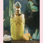🪴 Jardin des Papillons – Paris Corner Eau de Parfum Unisex | 100 ml Una fragancia que captura la alegría de un jardín cítrico bañado por el sol, donde las mariposas revolotean entre flores dulces y frutas confitadas. Jardin des Papillons es una celebración de la frescura, la luz y la dulzura. 🍋 Pirámide Olfativa Tipo de nota Ingredientes principales Salida Limón confitado, Naranja, Mandarina Corazón Jazmín, Flor de azahar Fondo Vainilla, Notas azucaradas, Ambroxan 🌸 Descripción sensorial “Un jardín besado por cítricos donde el cielo de limón confitado se funde con flores de azahar, y la vainilla dulce permanece como mariposas al atardecer.” Estilo: Cítrico floral con fondo dulce y moderno Sensación: Alegre, luminosa, ligeramente sensual Ideal para: Primavera, verano, uso diario, momentos de felicidad