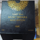 🤍🌸 White Musc Tahara – Pure Musc Fragance 🧴 Perfume puro en aceite – 12 ml ✨ Edición Especial | Sin alcohol | Unisex 🌼 Una experiencia sensorial delicada y envolvente Más que un perfume, White Musc Tahara es una caricia aromática sobre la piel. Su textura cremosa tipo loción lo convierte en un lujo íntimo, ideal para quienes buscan una fragancia suave, duradera y profundamente sensual. 💐 Notas olfativas Salida 🌸: violetas, lirios y un toque de vainilla sutil Corazón y fondo 🌿🍯: flor de loto blanca, almizcle blanco y miel cálida 💖 Sensación Aroma limpio, empolvado y seductor, perfecto para después del baño o antes de dormir Ideal para pieles sensibles gracias a su fórmula sin alcohol Fragancia hipoalergénica, artesanal y vegana 🎀 Presentación Frasco compacto de 12 ml, perfecto para llevar en el bolso Viene en estuche elegante o bolsita de terciopelo (según marca) Aplicación tipo roll-on o gotero para mayor precisión 🧘‍♀️ Uso recomendado Aplicar en zonas de pulso (muñecas, cuello, detrás de las orejas) También puede usarse en ropa o cabello (con precaución) Ideal para momentos íntimos, rituales de limpieza o como perfume diario 🌟 ¿Por qué elegir White Musc Tahara? ✅ Aroma suave pero duradero ✅ Textura cremosa que mima la piel ✅ Unisex y apto para todas las edades PERFUME PURO WHITE MUSC TAHARA PURE MUSC FRAGANCE. EDICION ESPECIAL 12ML