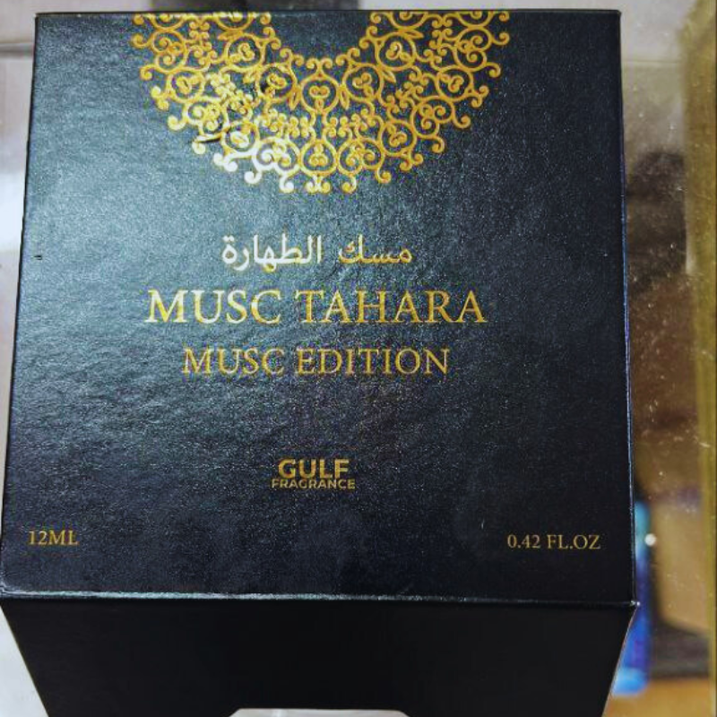 🤍🌸 White Musc Tahara – Pure Musc Fragance 🧴 Perfume puro en aceite – 12 ml ✨ Edición Especial | Sin alcohol | Unisex 🌼 Una experiencia sensorial delicada y envolvente Más que un perfume, White Musc Tahara es una caricia aromática sobre la piel. Su textura cremosa tipo loción lo convierte en un lujo íntimo, ideal para quienes buscan una fragancia suave, duradera y profundamente sensual. 💐 Notas olfativas Salida 🌸: violetas, lirios y un toque de vainilla sutil Corazón y fondo 🌿🍯: flor de loto blanca, almizcle blanco y miel cálida 💖 Sensación Aroma limpio, empolvado y seductor, perfecto para después del baño o antes de dormir Ideal para pieles sensibles gracias a su fórmula sin alcohol Fragancia hipoalergénica, artesanal y vegana 🎀 Presentación Frasco compacto de 12 ml, perfecto para llevar en el bolso Viene en estuche elegante o bolsita de terciopelo (según marca) Aplicación tipo roll-on o gotero para mayor precisión 🧘‍♀️ Uso recomendado Aplicar en zonas de pulso (muñecas, cuello, detrás de las orejas) También puede usarse en ropa o cabello (con precaución) Ideal para momentos íntimos, rituales de limpieza o como perfume diario 🌟 ¿Por qué elegir White Musc Tahara? ✅ Aroma suave pero duradero ✅ Textura cremosa que mima la piel ✅ Unisex y apto para todas las edades PERFUME PURO WHITE MUSC TAHARA PURE MUSC FRAGANCE. EDICION ESPECIAL 12ML