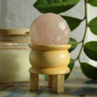 ESFERA FACETEADA Curativa de Piedras Preciosas y soporte de madera. CUARZO ROSA . 10 x 5,5 (cm)