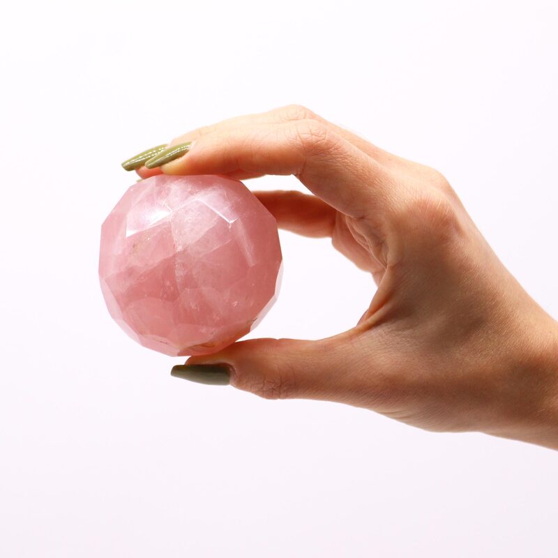 ESFERA FACETEADA Curativa de Piedras Preciosas y soporte de madera. CUARZO ROSA . 10 x 5,5 (cm)