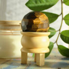ESFERA FACETEADA Curativa de Piedras Preciosas y soporte de madera. OJO DE TIGRE . 10 x 5,5 (cm)