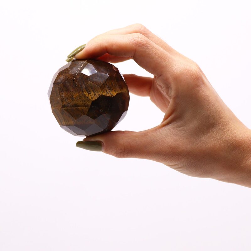 ESFERA FACETEADA Curativa de Piedras Preciosas y soporte de madera. OJO DE TIGRE . 10 x 5,5 (cm)